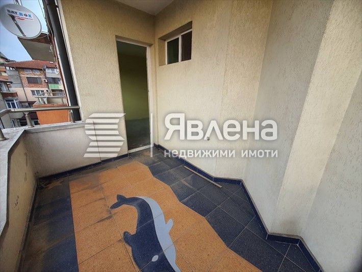 Тристаен непреходен апартамент в центъра на Царево