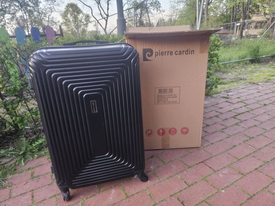 КОМПЛЕКТ 3 броя чисто нови куфара Pierre Cardin 
Описание:
Продавам пълен комплект от 3 броя чисто нови куфари на реномираната ма