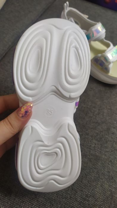 Новые сандали для девочки, размер 35(маломерит)