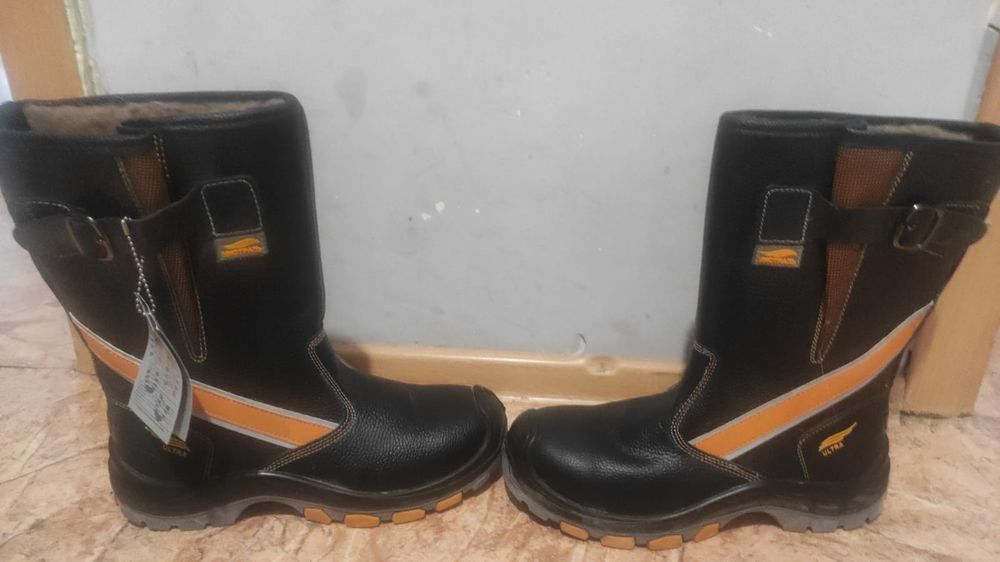 Продам зимнюю спец обувь