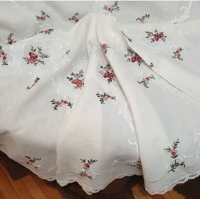 Fata de masa brodată