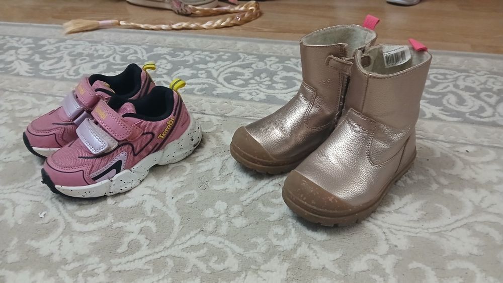 Продам сапожки и кроссовки для девочек