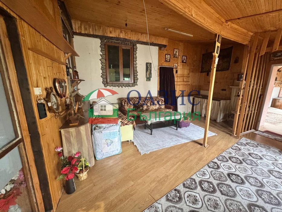 Многостайна къща с басейн в с. Просеник, Общ. Руен, обл. Бургас,