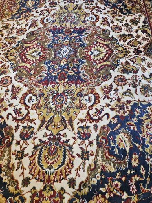 Персийски килим 200х300 см
Красив персий