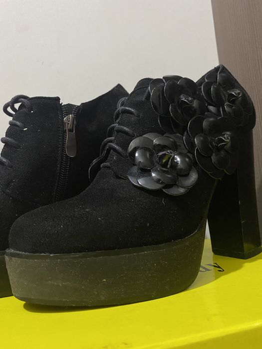 Биік өкшелі аяқ киім