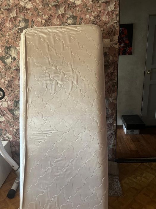 Продаю кровать с матрасом