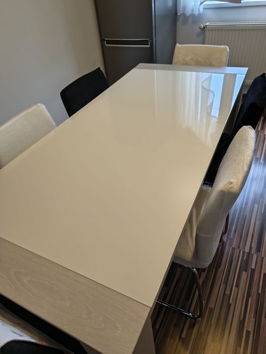 Vând masă pal laminat alba + 6 scaune