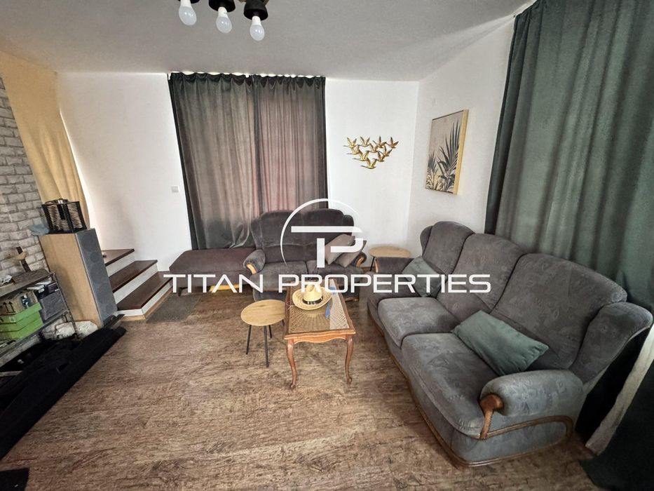 Двуетажна Къща с голям двор и красива панорама в с. Александрово