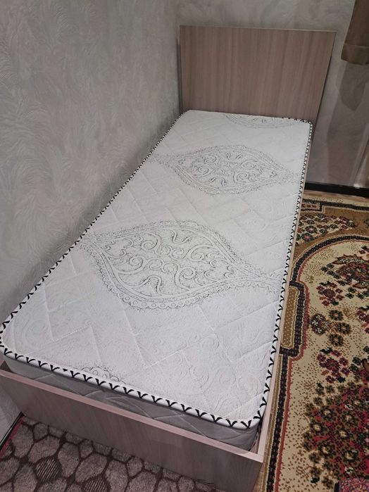 Кровать с матрасом