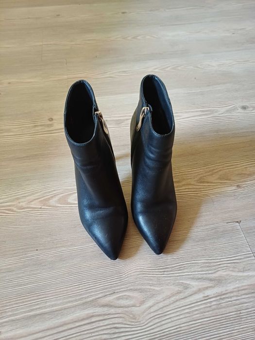 Продавам боти с марката Cantarini.