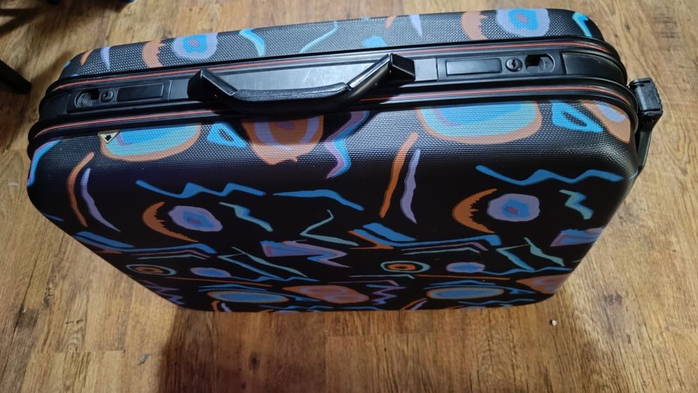 Пътнически куфар среден размер с колелца