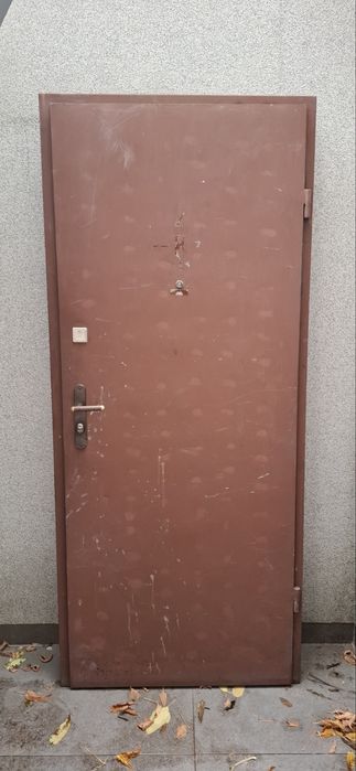 Метална врата с две брави