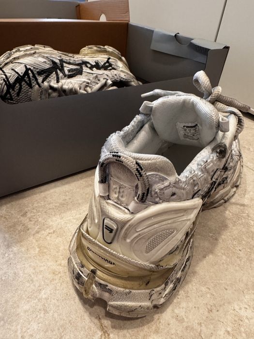 Оригинални Balenciaga–Ръчно рисуван модел, Чисто нови, неносени