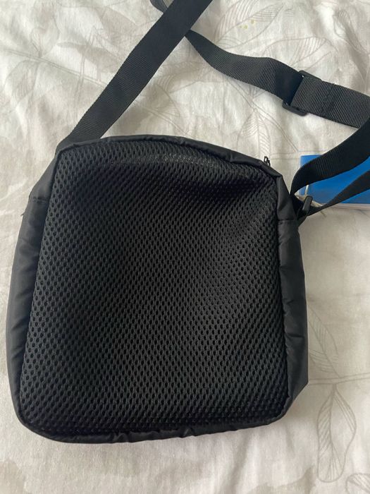 Продавам чантичка Adidas original.