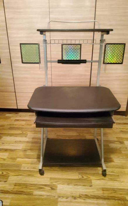 Продам компьютерный стол б/у