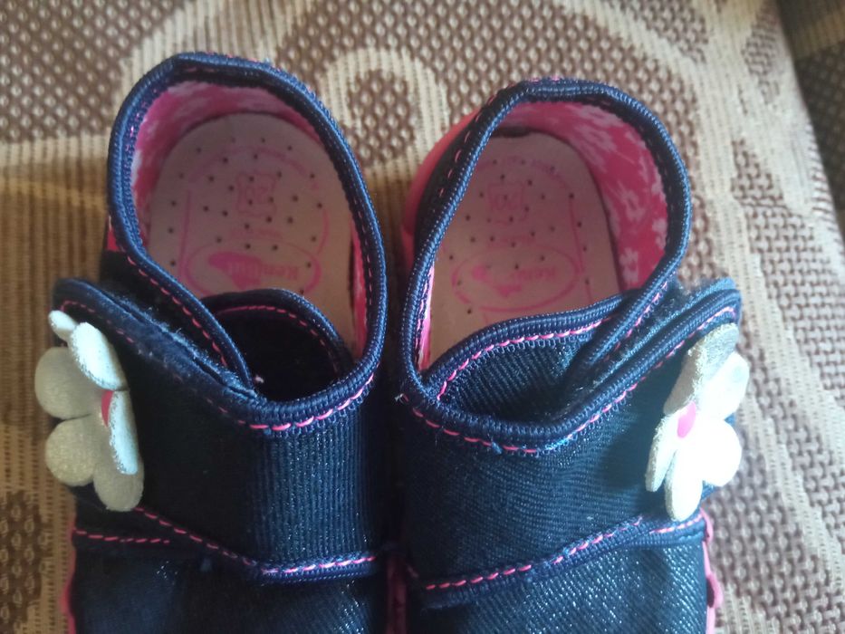 Затворени пантофи за ясла