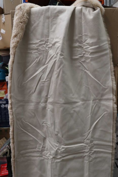 Много мек пухкав килим в неутрален бежов цвят, 160х55 см