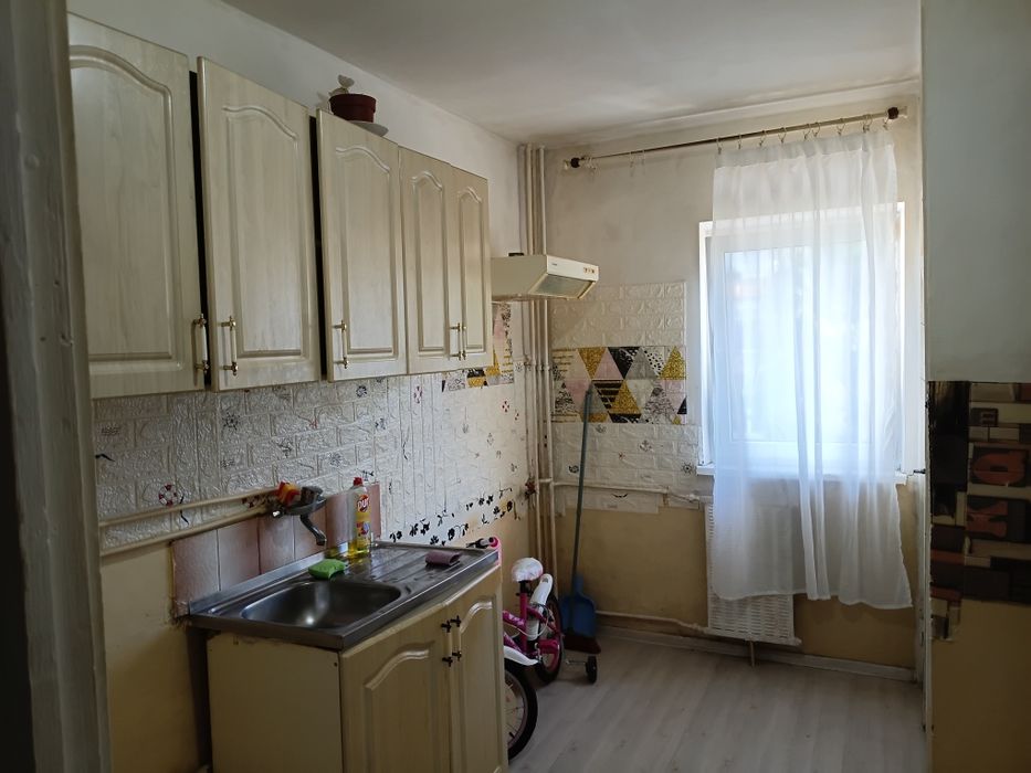 Narcisa (Sf. Dumitru) stradal semidecomandat  56mp etaj 3 din 4