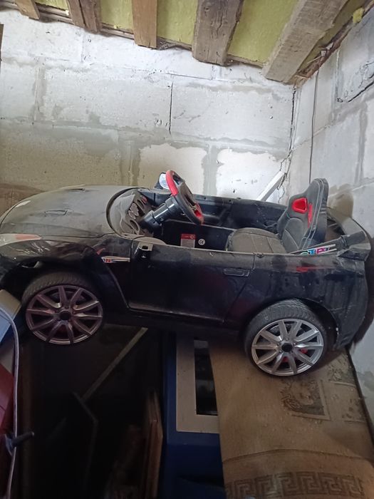 Детские машины. В рабочем состоянии. Стоят в гараже, поэтому немного з