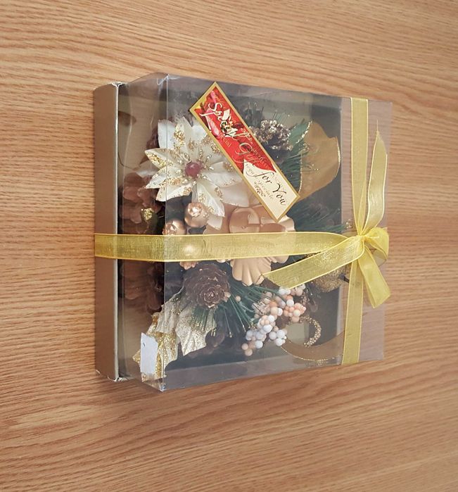 Cadou aranjament din conuri de brad și diverse flori ornamentale