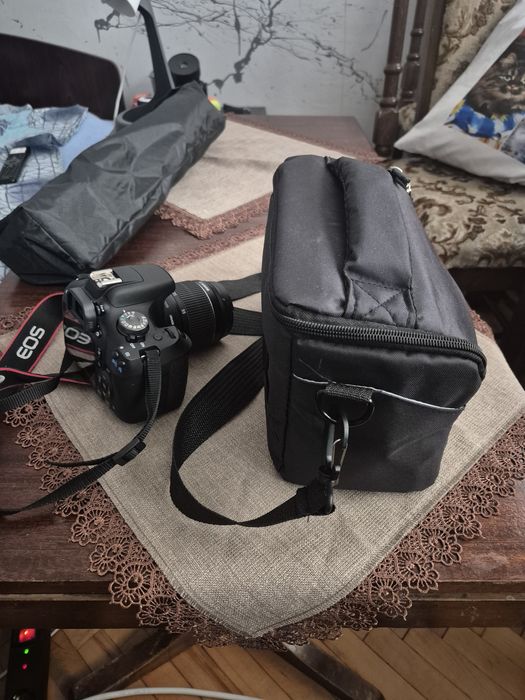 Комплект Фото Камера Canon 2000D + чанта + стойка