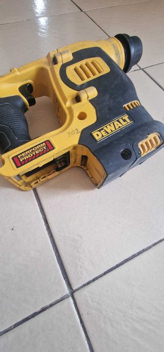 Продавам перфоратор DeWALT253