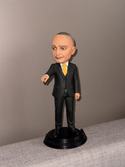 figurina pictata manual