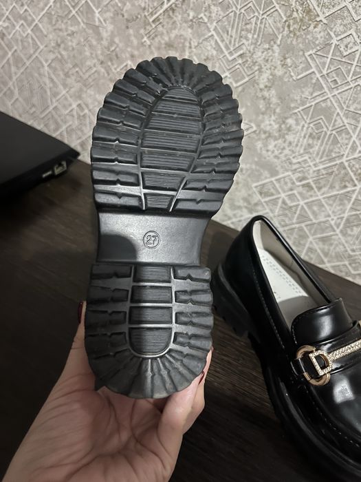 Продам туфли на девочку новые , одели 1 раз