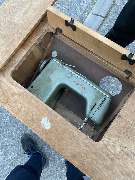 Ретро шевна машина Veritas с маса