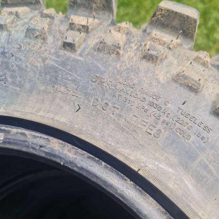 Cauciucuri off-road in stare bună de funcționare