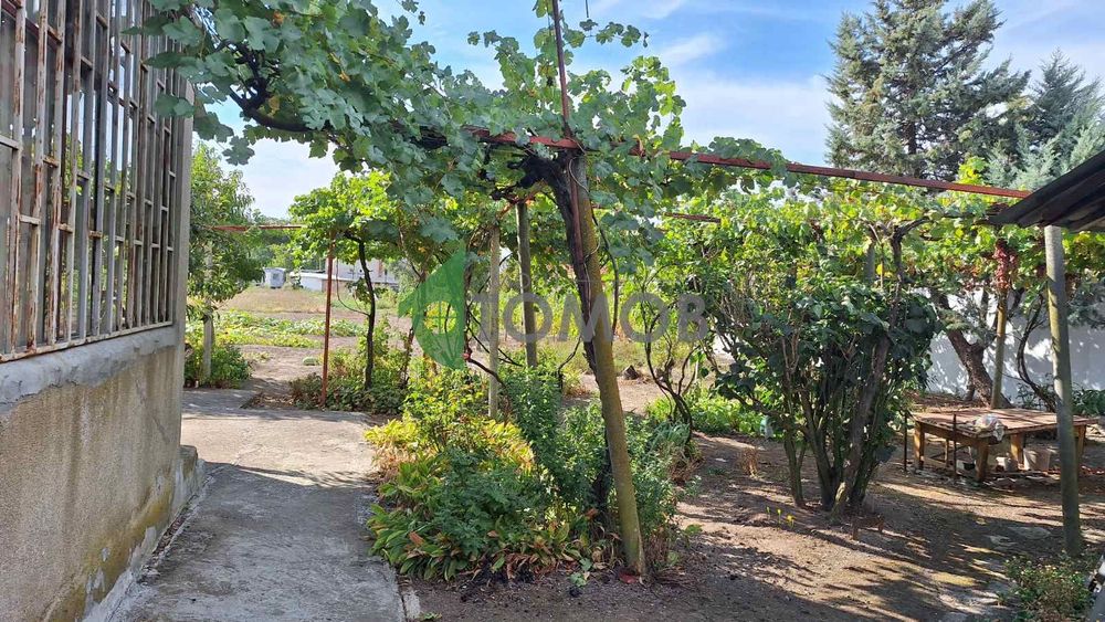 Здрава триетажна къща в село Загоре