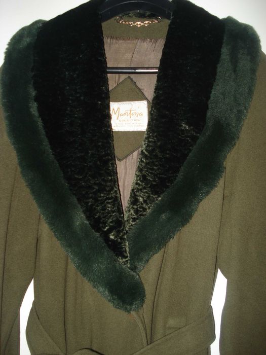 дълго зелено палто, яка астраган