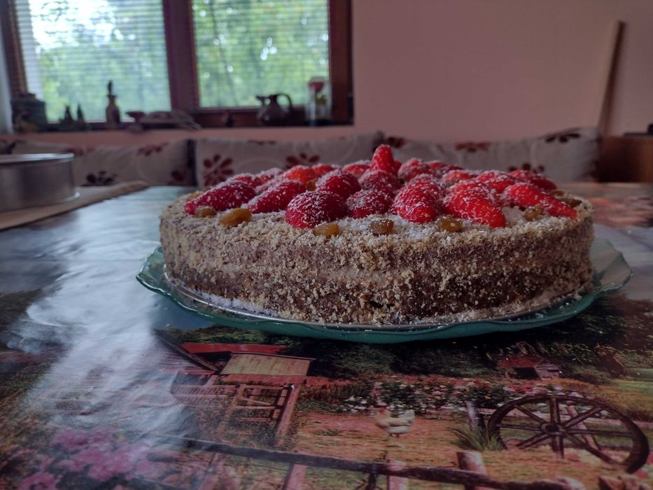 Приемам поръчки и приготвям здравословни и вкусни торти и веган храни