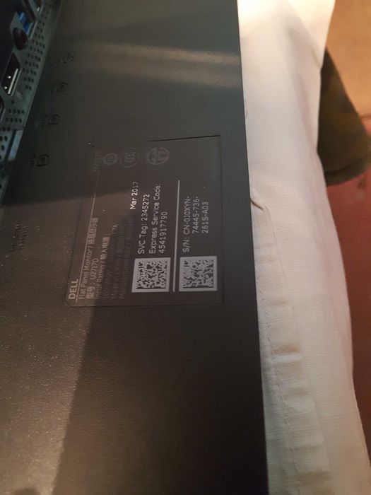 Продавам професионален 27 инчов монитор Dell U2717D спукана матрица