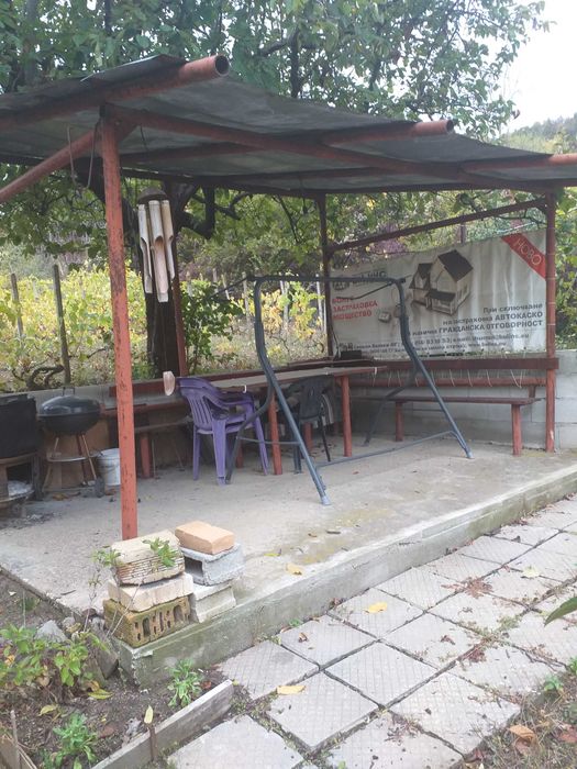 Вила на два етажа с лозе