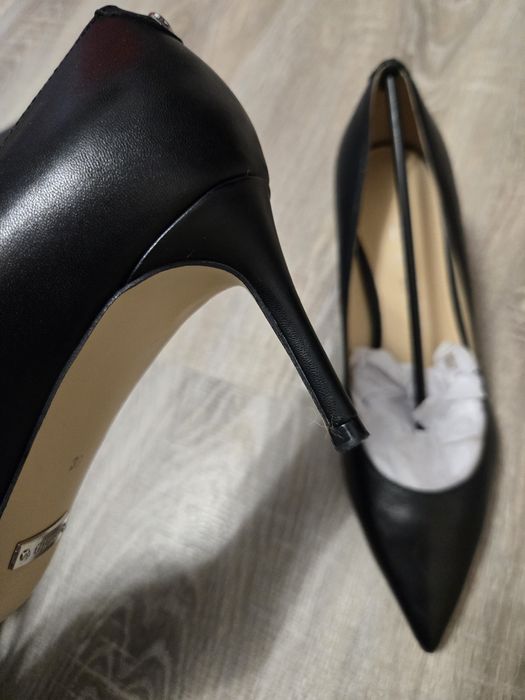 Дамски обувки GUESS 38 ном