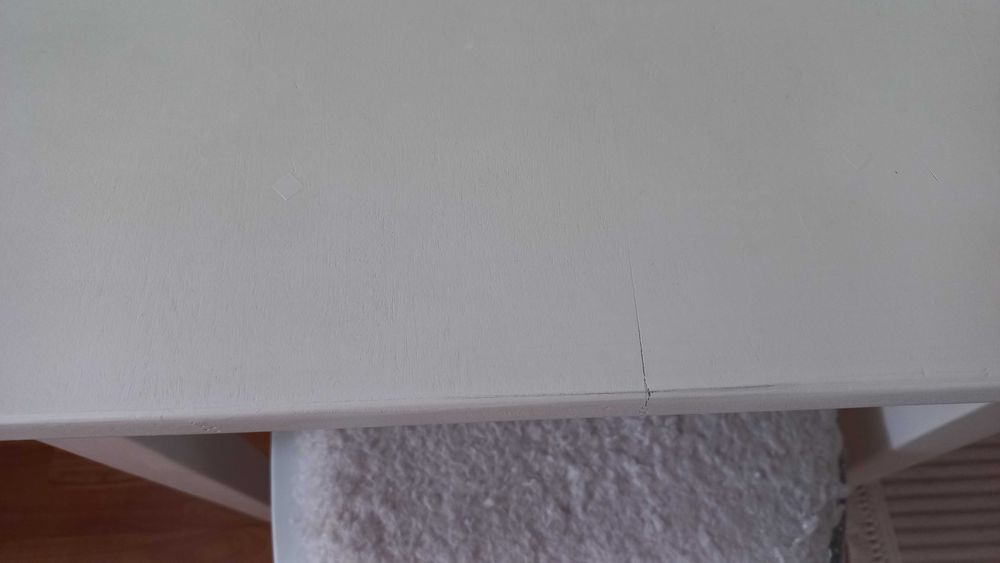 Masa alb-crem din lemn