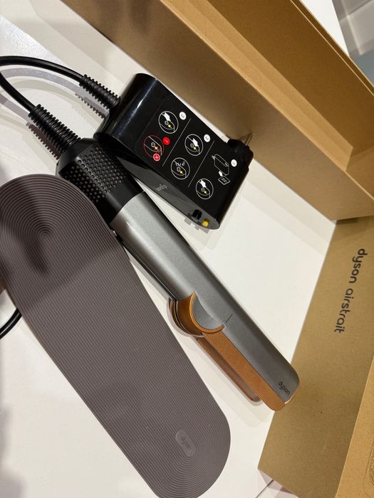 Продавам Dyson Airstrait