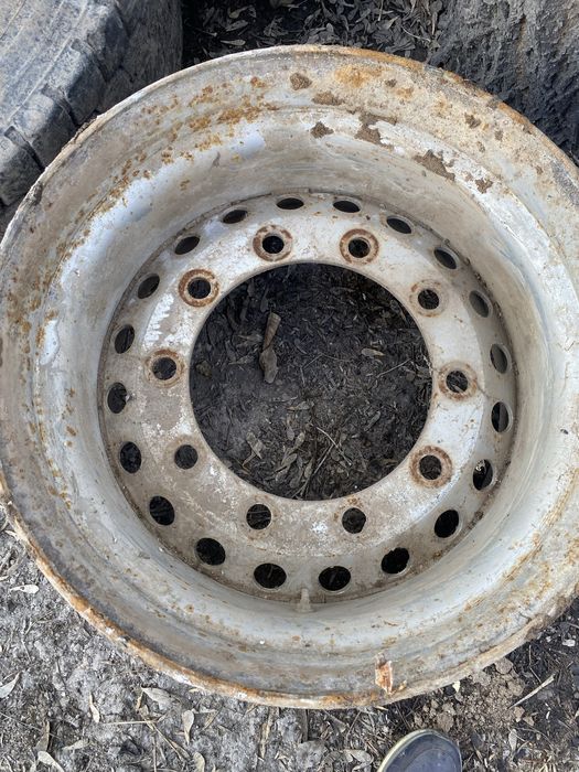 Продам диски без камерки ,  385/65/22,5.цена за одну.