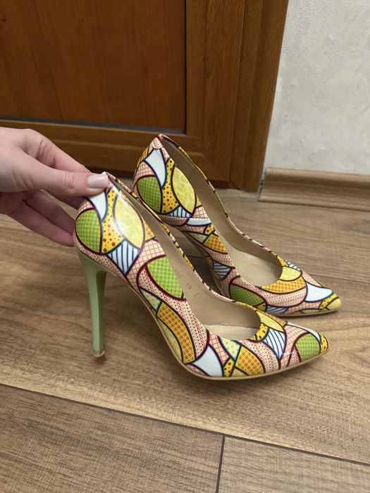 Обувки на висок ток с естесвена жълто-зелена шарка