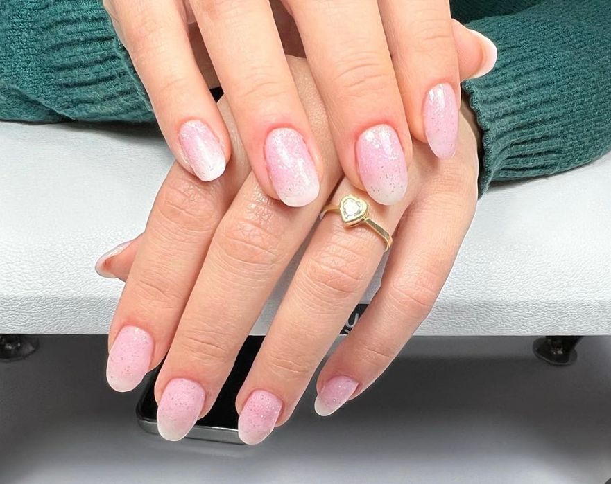 Mani semi și cu gel cu produse de calitate si instrumente sterile