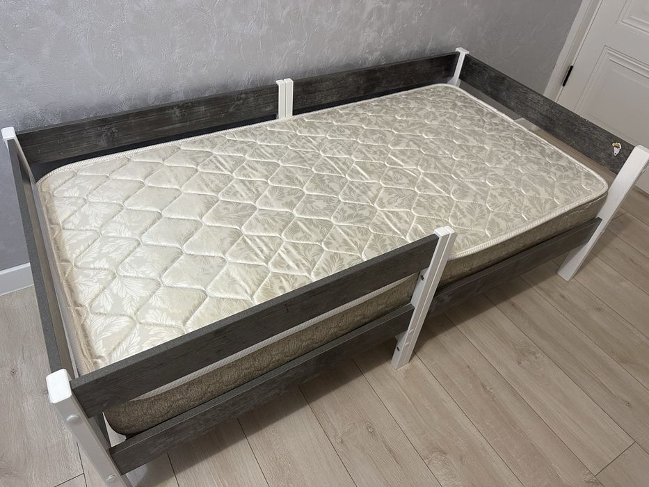 Продам детскую кровать с матрасом