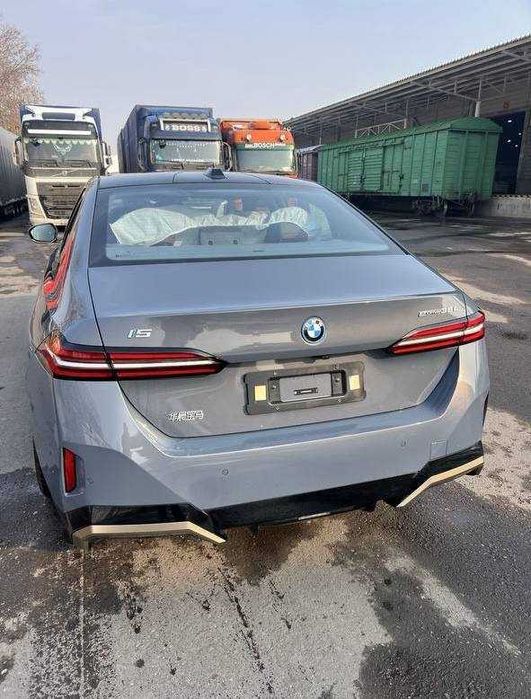 BMW i 5                                                        .