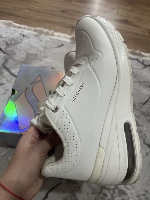 Adidasi inalti skechers marimea 37