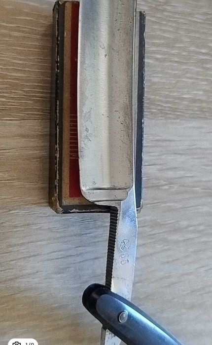 Briciuri Barber Razor no. 66 și cu mâner de lemn