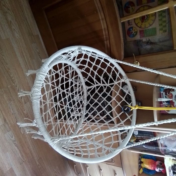 Удобная, красивая плетеная качеля.