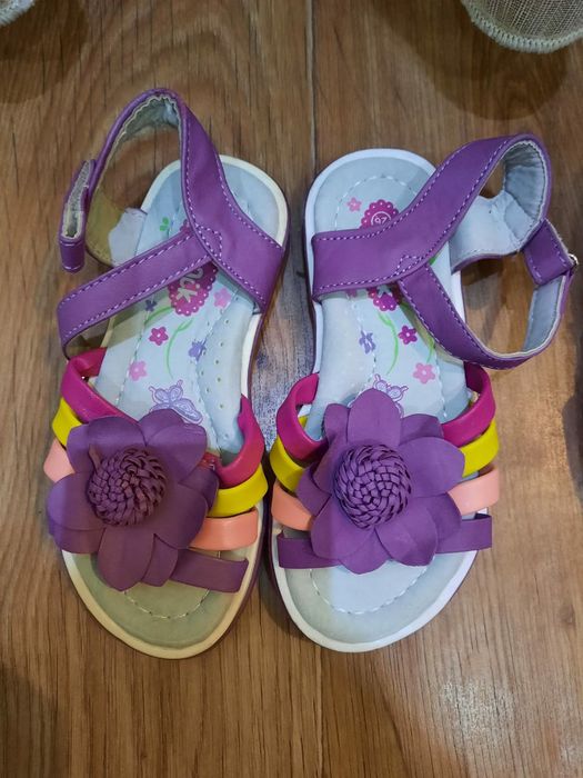 Новые сандали на девочку
