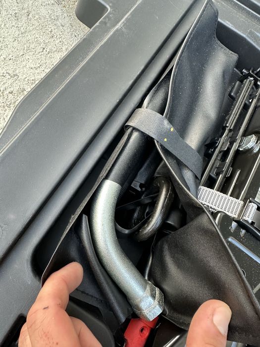 Инструменти Audi A5 b9 крик ключ кука авариен комплект ауди а5 б9