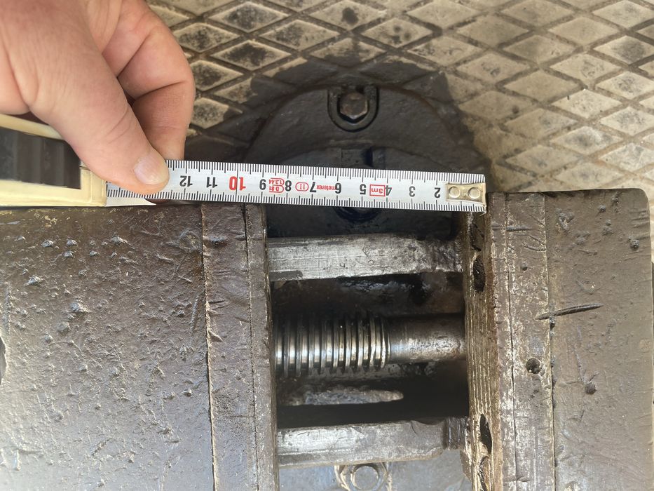 Продам верстак с тисками и точильным мотором