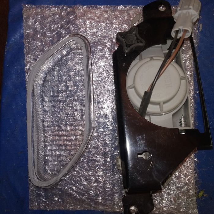 Противотуманка Nexia 1 правая сторона+стекло на левую сторону.